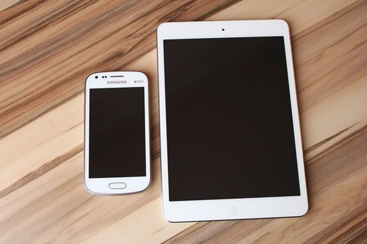 Samsung mobilní telefon a tablet