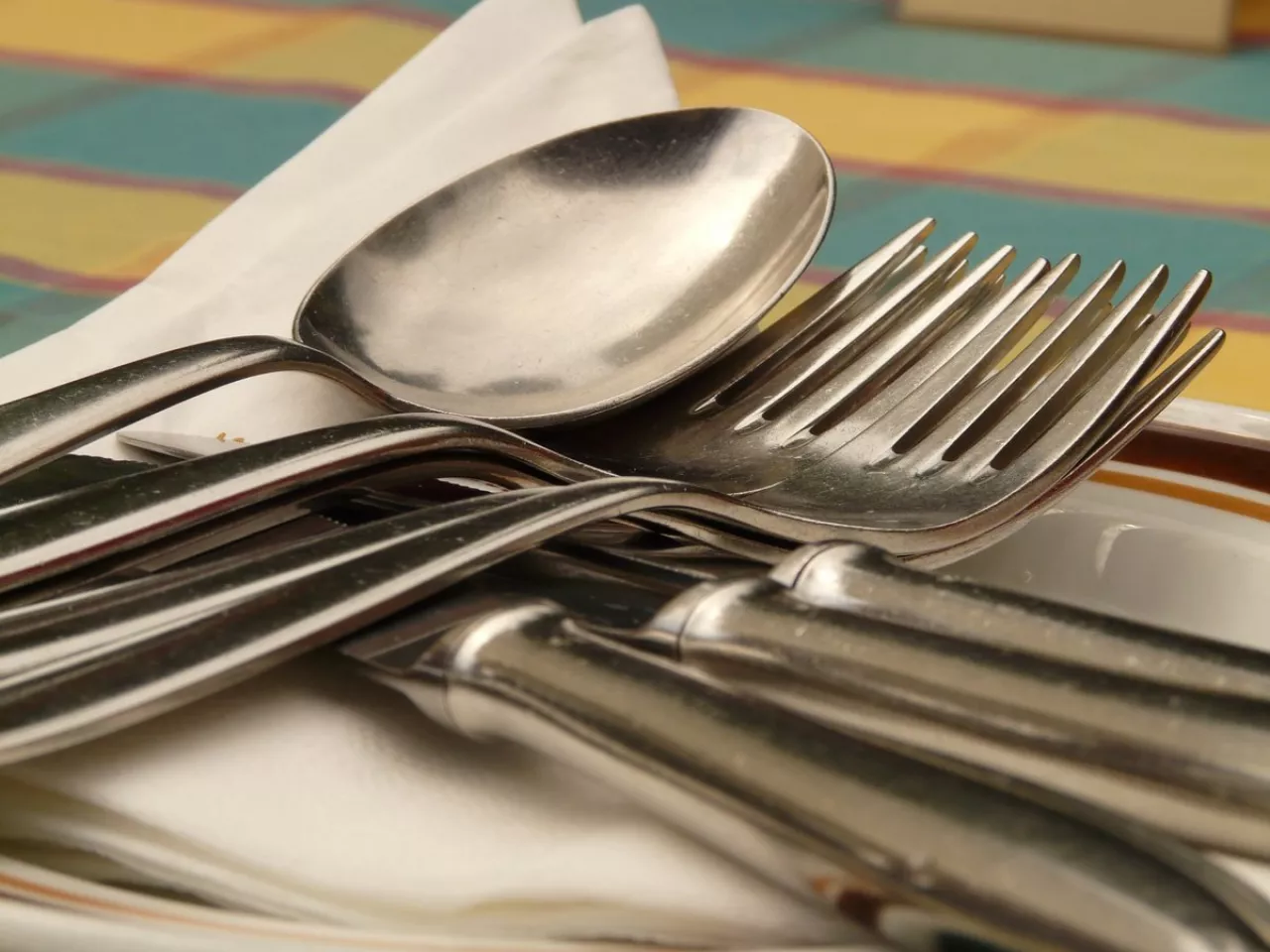 Máte doma zašlé nerezové nádobí?