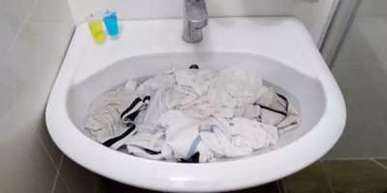 Praní v umyvadle