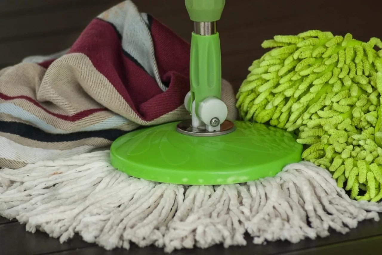 Vytírání podlahy mopem