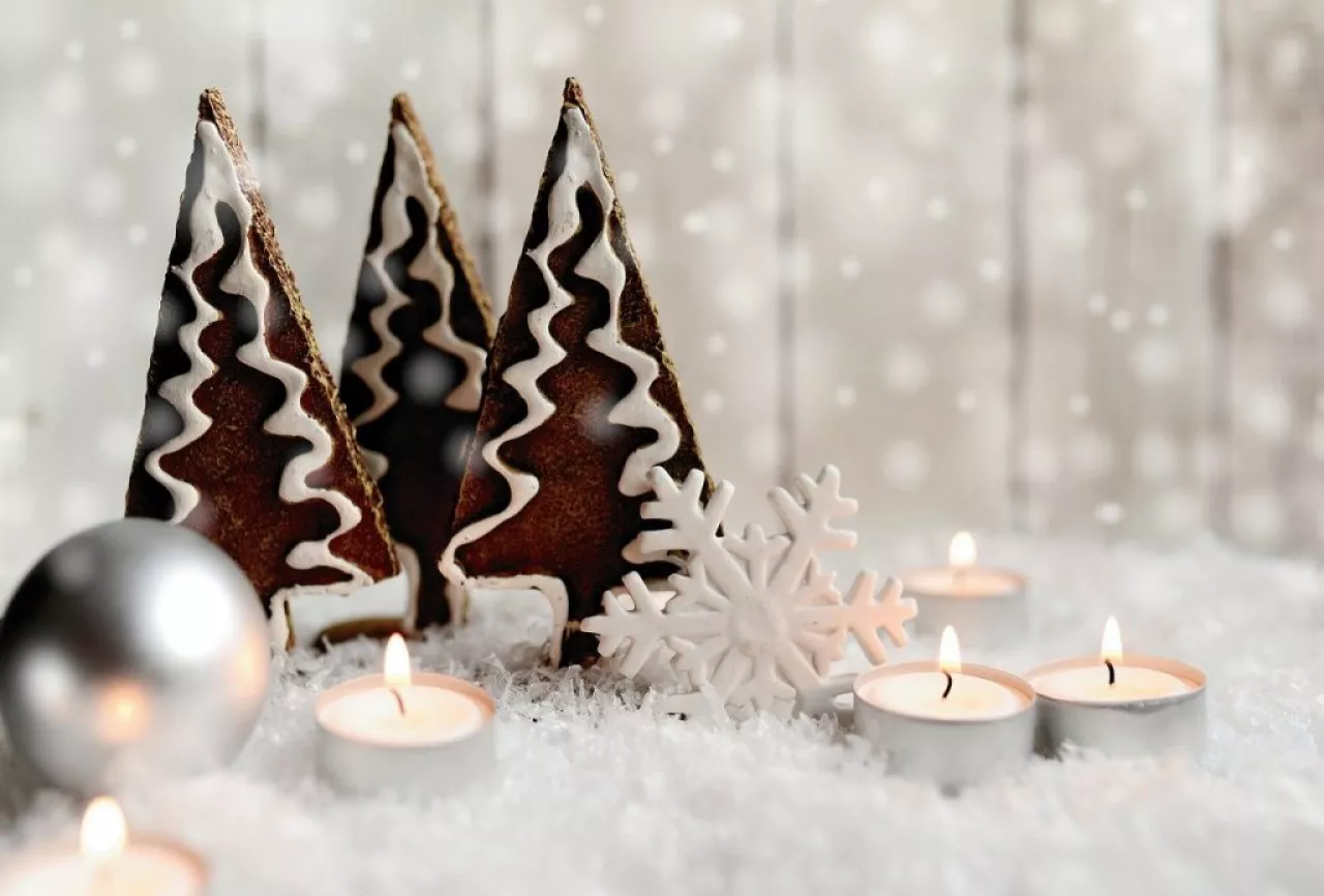 Vánoční dekorace a svíčky