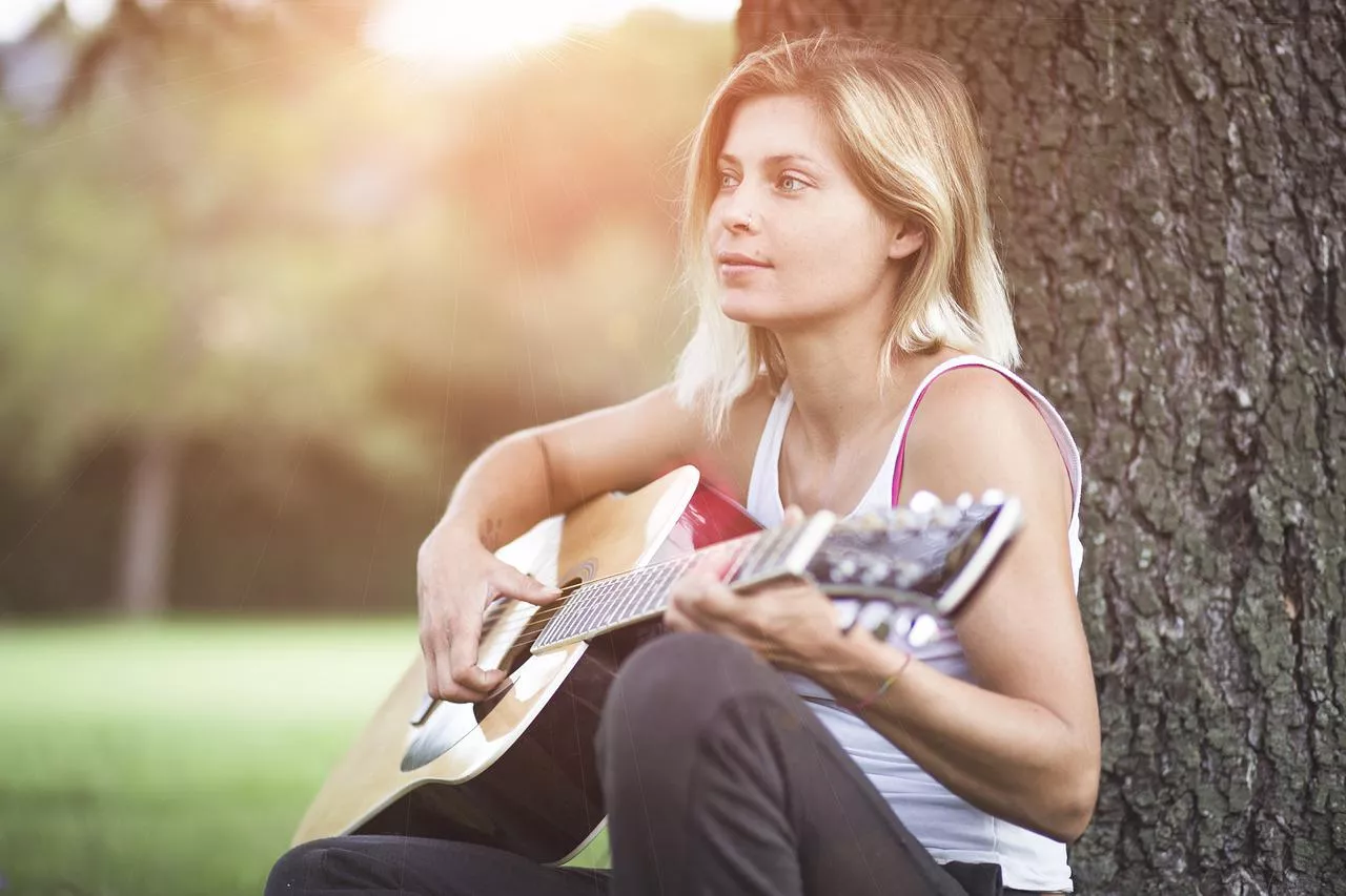 žena hrající na kytaru